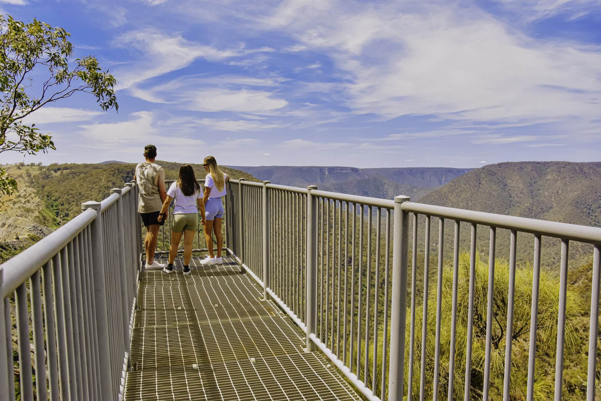 Bungonia Gorge 3 friends at the lookout 5 – Lauren McLaughlin Photography